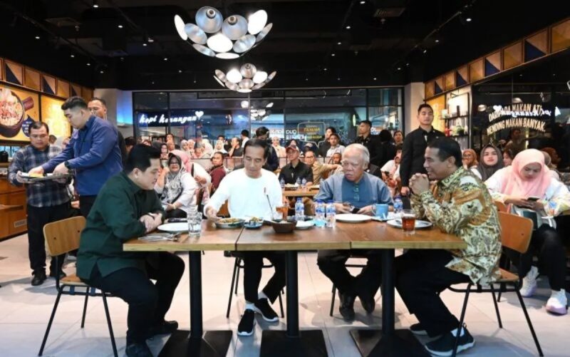 Presiden Joko Widodo Bersama Para Menteri Makan Malam (dok: detikindonesia.co.id) ANTARA