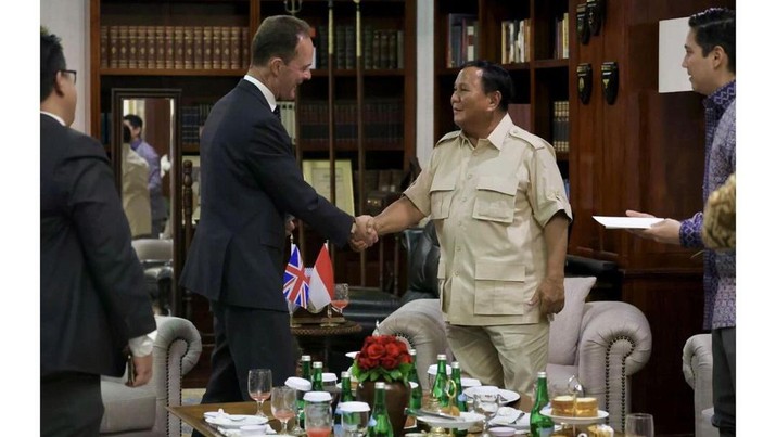 Foto: Prabowo Subianto mendapatkan surat dari Perdana Menteri Inggris Rishi Sunak disampaikan oleh Dubes Inggris di Indonesia