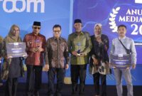 Walikota Tidore Kepulauan, Capt H. Ali Ibrahim, MH, menerima dua penghargaan nasional sekaligus dari Kementerian Komunikasi dan Informatika RI