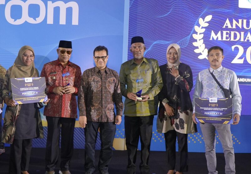 Walikota Tidore Kepulauan, Capt H. Ali Ibrahim, MH, menerima dua penghargaan nasional sekaligus dari Kementerian Komunikasi dan Informatika RI