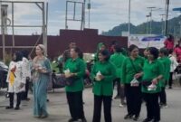 Ibu Ernawati Thie bersama Ibu Persit KCK Kodim, Batalion dan Bhayangkara membagikan takjil di taman kota Kaimana