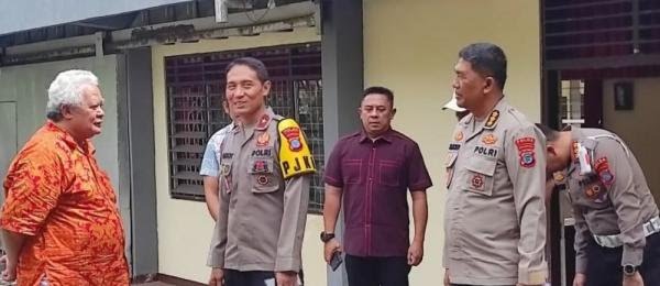 Silaturahmi Kapolda Papua Barat Daya, Brigjen Pol. Gatot Haribowo dan PJU bersama Uskup Manokwari-Sorong Mgr Hilarion Datus Lega. (FOTO : iNewssorongraya.id)