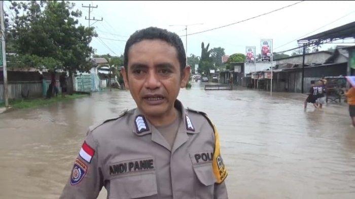 Bhabinkamtibmas Kelurahan Maubeli di Kabupaten TTU, Bripka Andi Panie yang berhasil mengevakuasi seorang lansia dan cucunya yang terjebak banjir (Detik Indonesia/Pos Kupang)