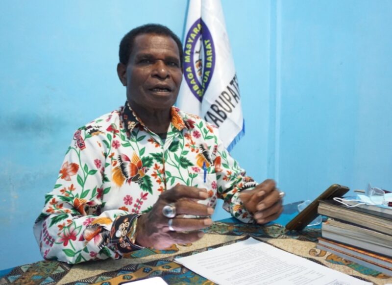 Ketua Lembaga Masyarakat Adat (LMA) Malamoi Sorong Raya, Korneles Usili (Teropongnews)