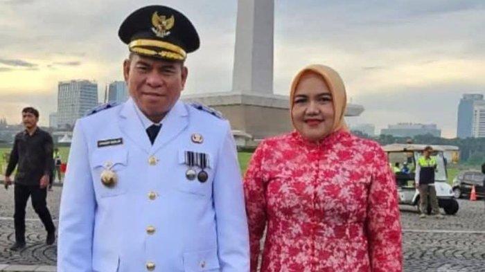 Momen Bupati Fakfak, Samaun Dahlan berfoto bersama sang istri Nurwidayati di Monas Jakarta beberapa waktu lalu saat hendak mengikuti pelantikan kepala daerah serentak, Minggu (23/2/2025) (Detik Indonesia/Tribunnews)