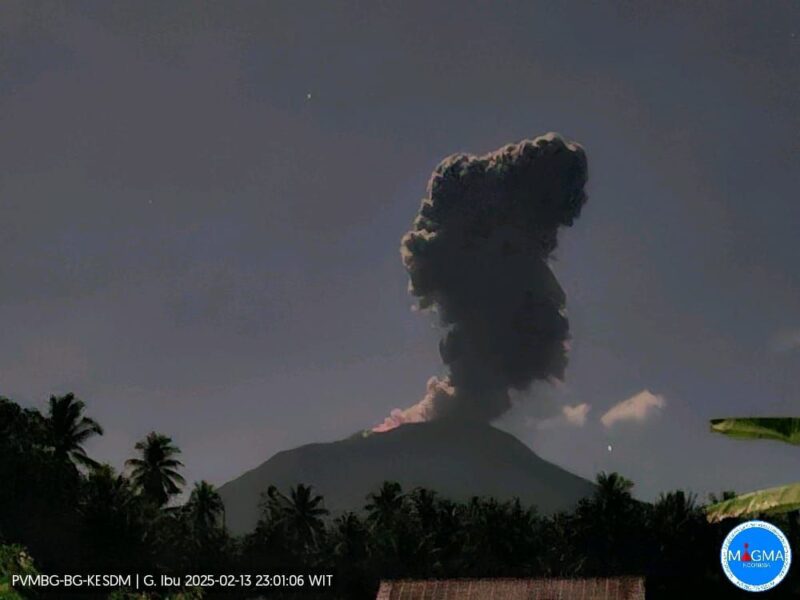 Erupsi Gunung Ibu Lontarkan Lava Pijar setinggi 500 Meter pada Kamis (13/2/2025) pukul 22.52 WIT (Foto: Pos PGA Ibu)