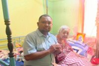 Ronald Sitanggang bersama sang Nenek Maria Napa Sasi. Detik Indonesia/iNewsTTU.id/Isto Santos.