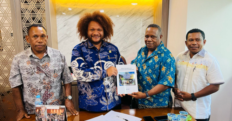 Senator dapil Papua Barat Daya Mananwir Paul Finsen Mayor (kedua kiri). (Foto: Istimewa)