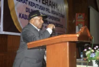 Bupati Pegunungan Bintang, Spei Yan Bidana, ST,M.Si menyampaikan sambutan saat acara Penyerahan Surat Keputusan Pelaksana Tugas Pejabat Eselon II dan III di Lingkungan Pemerintah Kabupaten Pegunungan Bintang, Rabu, 5 Maret 2025 di Aula Kantor Bupati. (Detik Indonesia/Papua Bangkit)