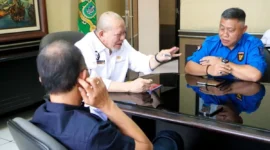 Anggota DPD RI asal Jawa Timur, AA LaNyalla Mahmud Mattalitti (tengah) saat menerima aduan dari sejumlah nelayan yang tergabung dalam Himpunan Nelayan Seluruh Indonesia (HNSI) Kota Surabaya di Gedung Graha Kadin Jatim, Kamis (20/3/2025). (Detik Indonesia/ANTARA/HO-Biro Pers LaNyalla)