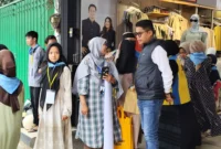 Camat Kusan Hilir, Amirullah saat mendampingi anak yatim berbelanja, Minggu (23/3). Foto: Ist