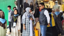 Camat Kusan Hilir, Amirullah saat mendampingi anak yatim berbelanja, Minggu (23/3). Foto: Ist
