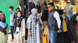 Camat Kusan Hilir, Amirullah saat mendampingi anak yatim berbelanja, Minggu (23/3). Foto: Ist
