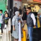 Camat Kusan Hilir, Amirullah saat mendampingi anak yatim berbelanja, Minggu (23/3). Foto: Ist