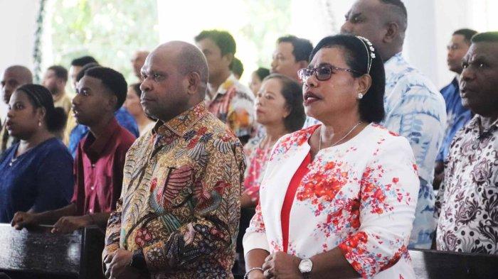 Wali Kota Sorong, Septinus Lobat bersama sang istri, Jamina Elisabet menghadiri ibadah mingguan di Jemaat GKI Eklesia Klasaman, Kota Sorong, Minggu (9/3/2025). (Detik Indonesia/Tribun Sorong)