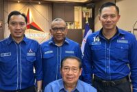 Wakil Kepala Badan Penyelenggara Jaminan Produk Halal (BPJPH) Sekjen Partai Demokrat Afriansyah Noor (tengah)