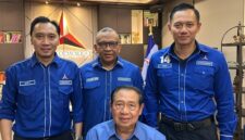 Wakil Kepala Badan Penyelenggara Jaminan Produk Halal (BPJPH) Sekjen Partai Demokrat Afriansyah Noor (tengah)