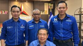 Wakil Kepala Badan Penyelenggara Jaminan Produk Halal (BPJPH) Sekjen Partai Demokrat Afriansyah Noor (tengah)