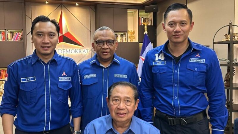 Wakil Kepala Badan Penyelenggara Jaminan Produk Halal (BPJPH) Sekjen Partai Demokrat Afriansyah Noor (tengah)
