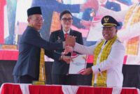 Serah terima jabatan Bupati Halmahera Utara, dari Frans Maneri ke Piet Hein Babua, disaksikan Gubernur Sherly Laos, Senin (24/3/2025).(Foto: Biro Adpim).