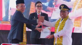 Serah terima jabatan Bupati Halmahera Utara, dari Frans Maneri ke Piet Hein Babua, disaksikan Gubernur Sherly Laos, Senin (24/3/2025).(Foto: Biro Adpim).