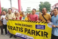Bupati Sragen Sigit Pamungkas bersama pedagang Pasar Sukowati membentangkan spanduk pemberitahuan parkir gratis selama dua bulan, seusai mengunjungi pasar tersebut, Kamis (6/3/2025). (Detik Indonesia/SMSolo/Basuni)