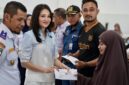 Gubernur Maluku Utara, Sherly Tjoanda Laos, didampingi Wakil Gubernur Sarbin Sehe dan Kadishub Salmin Janidi, saat melepas Mudik Bersubsidi di Pelabuhan Ahmad Yani, Ternate. (Foto: Biro Adpim)
