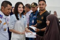 Gubernur Maluku Utara, Sherly Tjoanda Laos, didampingi Wakil Gubernur Sarbin Sehe dan Kadishub Salmin Janidi, saat melepas Mudik Bersubsidi di Pelabuhan Ahmad Yani, Ternate. (Foto: Biro Adpim)