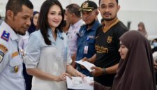 Gubernur Maluku Utara, Sherly Tjoanda Laos, didampingi Wakil Gubernur Sarbin Sehe dan Kadishub Salmin Janidi, saat melepas Mudik Bersubsidi di Pelabuhan Ahmad Yani, Ternate. (Foto: Biro Adpim)