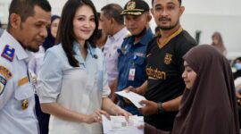 Gubernur Maluku Utara, Sherly Tjoanda Laos, didampingi Wakil Gubernur Sarbin Sehe dan Kadishub Salmin Janidi, saat melepas Mudik Bersubsidi di Pelabuhan Ahmad Yani, Ternate. (Foto: Biro Adpim)