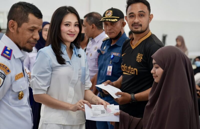 Gubernur Maluku Utara, Sherly Tjoanda Laos, didampingi Wakil Gubernur Sarbin Sehe dan Kadishub Salmin Janidi, saat melepas Mudik Bersubsidi di Pelabuhan Ahmad Yani, Ternate. (Foto: Biro Adpim)