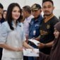 Gubernur Maluku Utara, Sherly Tjoanda Laos, didampingi Wakil Gubernur Sarbin Sehe dan Kadishub Salmin Janidi, saat melepas Mudik Bersubsidi di Pelabuhan Ahmad Yani, Ternate. (Foto: Biro Adpim)