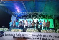 Bupati Raja Ampat Orideko Burdam dan Wakil Bupati Mansyur Syahdan bersama Sekda Yusuf Salim berfoto bersama tim hukum Ormas di Pantai WTC pada acara malam syukuran, Senin (3/3/2025). Detik Indonesia/RRI/Padli Ramdan