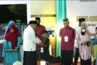 Bupati Fakfak Serahkan Hadiah kepada Pemenang Lomba (Detik Indonesia/RRI/Anwar)