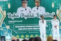Bupati Fakfak, Samaun Dahlan dan Wakil Bupati Donatus Nimbitkendik saat menyapa masyarakat dalam momen buka puasa bersama di Gedung KONI Fakfak Papua Barat, Selasa (4/3/2025). (Detik Indonesia/Tribunnews)