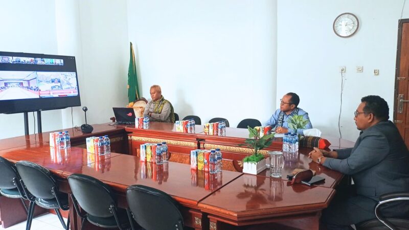 Bupati TTU saat mendengarkan arahan dari Gubernur NTT dalam kegiatan rapat koordinasi antara Pemprov NTT bersama Pemkab/Pemkot se-NTT secara virtual, Kamis, 27 Maret 2025. (Detik Indonesia/Lintas Biinmafo)