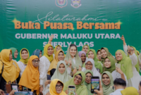 Kebersamaan Gubernur Sherly Laos dengan warga Muslimat NU saat Bukber di Royal Resto, Ternate, Rabu (12/3/2025).(Detik Indonesia/RRI/Adpim).