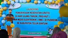 Bupati Kabupaten Teluk Bintuni, Yohanis Manibuy saat meluncurkan program Pemeriksaan Kesehatan Gratis (PKG) di Puskesmas Bintuni, Kamis (20/3/2025). (Detik Indonesia/PortalJepe)