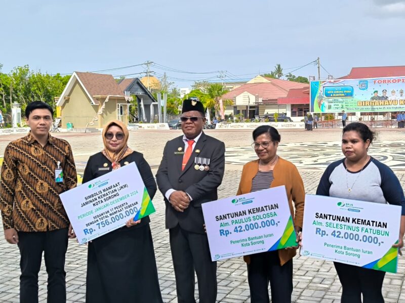 Prosesi penyerahan santunan BPJS Ketenagakerjaan Sorong dilakukan bertepatan dengan perayaan Hari Ulang Tahun (HUT) ke-25 Kota Sorong. (Detik Indonesia/Teropongnews)
