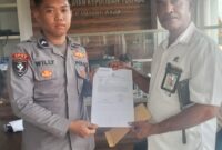 Advokat Metuzalak Awom,SH., saat melaporkan Oknum Pansel ke SPKT Polda Papua Barat