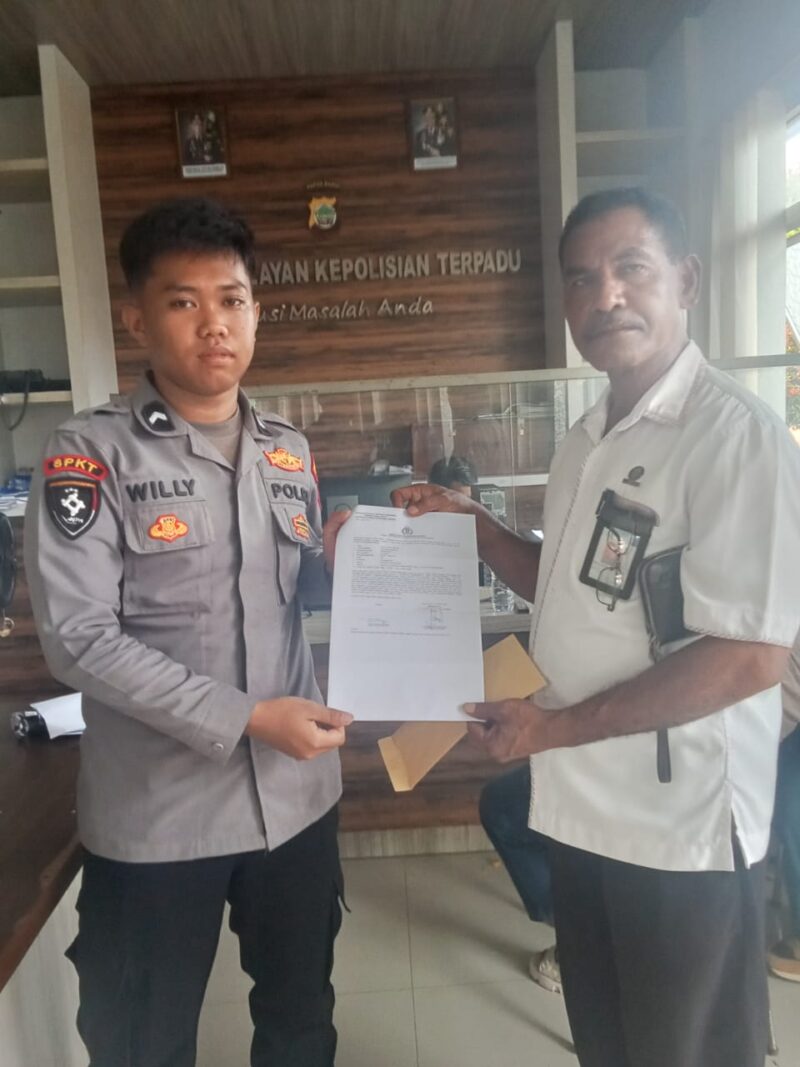 Advokat Metuzalak Awom,SH., saat melaporkan Oknum Pansel ke SPKT Polda Papua Barat