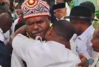 Kedatangan Gubernur Elisa Kambu dan Wakil Gubernur Ahmad Nausrau di Bandara Domine Eduard Osok (DEO) Sorong pada Rabu (5/3/2025). Sumber : Tangkapan layar @sorongnews