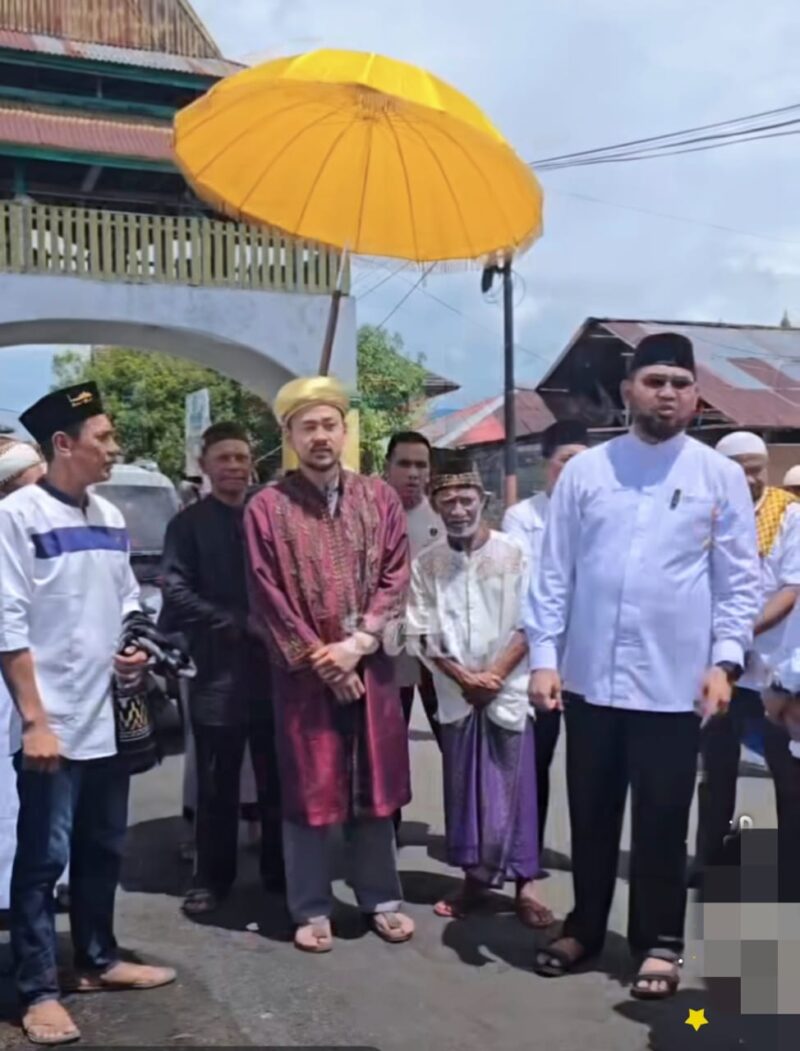 Bupati dan wakil Bupati Halsel bersama Sultan Bacan saat meninjau lokasi kebakaran rumah warga, Jumat (7/3/2025)