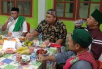 Wabup Teluk Bintuni, Joko Lingara (kanan), didampingi Anggota DPRK Teluk Bintuni dari Fraksi PPP, Wagiman, saat berbuka puasa pada Sabtu malam (8/3/2025).