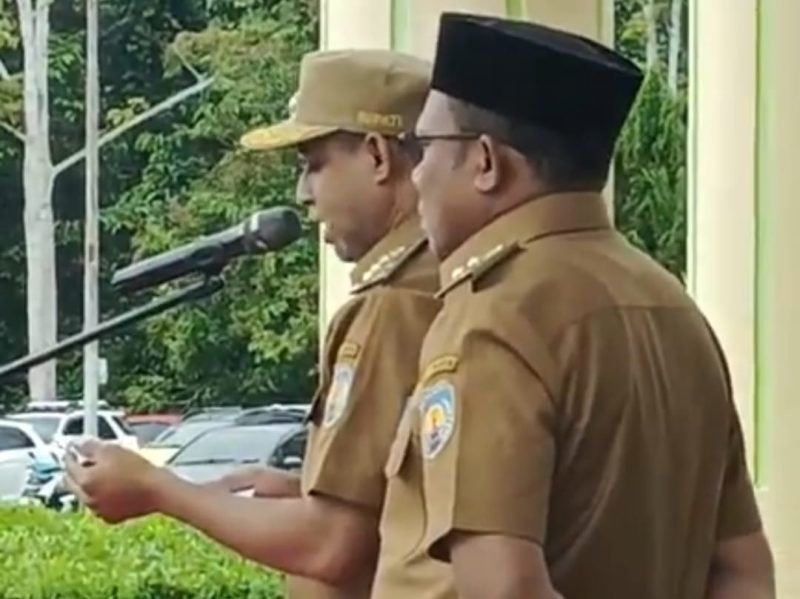 Bupati Teluk Bintuni, didampingi Wakil Bupati, menyampaikan pesan kepada ASN dan tenaga honorer di lingkungan Pemda Teluk Bintuni pada Senin (10/3). (Detik Indonesia/Mediaprorakyat)