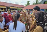 Bupati Yohanes Manibuy saat meninjau salah satu sekolah penerima Program MBG- Detik Indonesia/Jubi/dok Pribadi