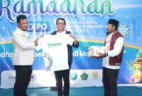 Sekwil PW Pemuda Muhammadiyah Samsir Hamajen, Menyerahkan Paket Ole-ole TALESA Kepada Kadikbud Malut Abubakar Abdullah (Detik Indonesia/Timur Aktual)