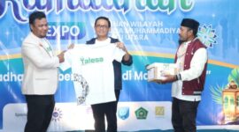 Sekwil PW Pemuda Muhammadiyah Samsir Hamajen, Menyerahkan Paket Ole-ole TALESA Kepada Kadikbud Malut Abubakar Abdullah (Detik Indonesia/Timur Aktual)