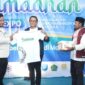 Sekwil PW Pemuda Muhammadiyah Samsir Hamajen, Menyerahkan Paket Ole-ole TALESA Kepada Kadikbud Malut Abubakar Abdullah (Detik Indonesia/Timur Aktual)