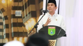 Bupati Tanah Bumbu Andi Rudi Latif saat menyampaikan sambutan dalam sebuah kegiatan Pemkab Tanah Bumbu. (Foto: Prokopim Tanah Bumbu)